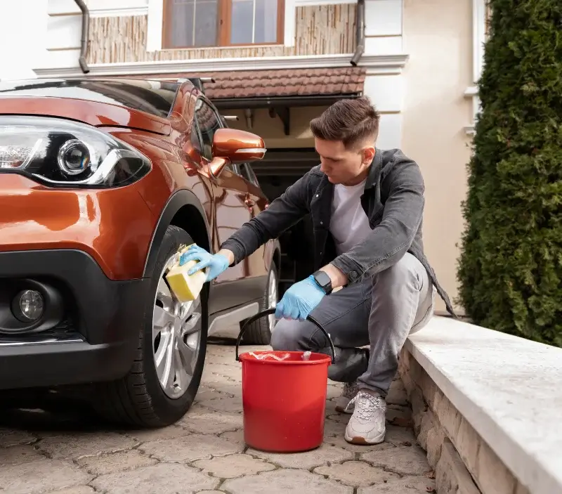 Lavage auto à domicile Semussac : professionnel intervenant sur un véhicule